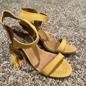 Yellow heels size 6.5